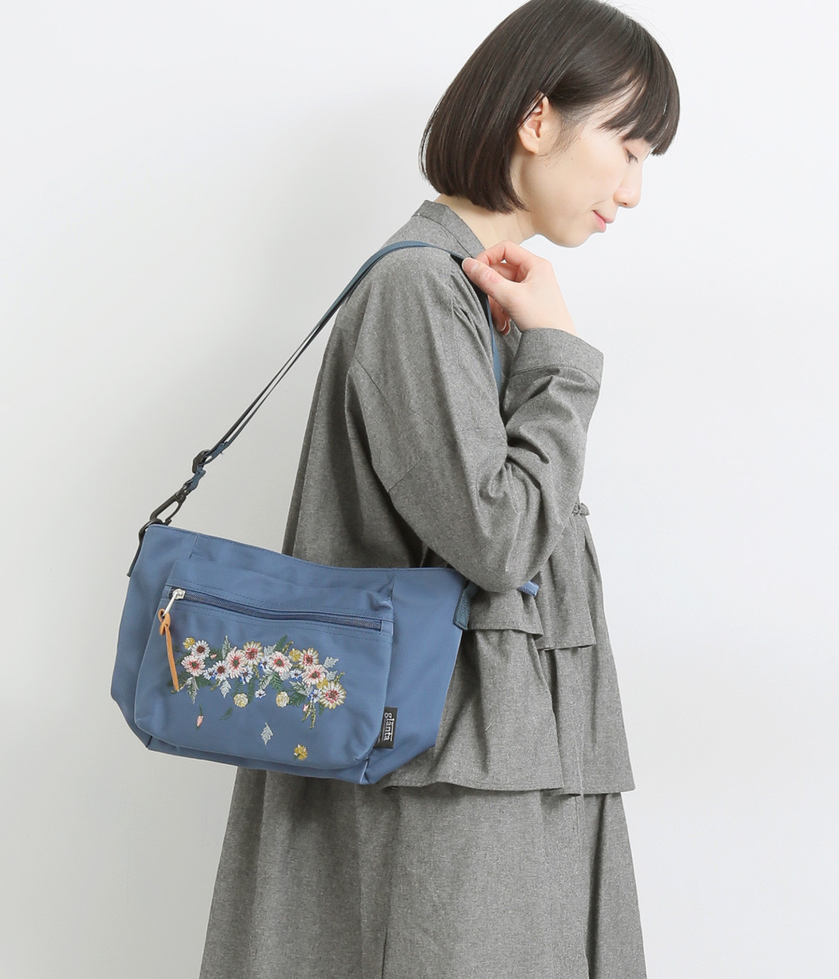 ｢glanta｣ガーデンフラワー刺繍スクエアショルダーバッグ(ブルー-ONESIZE)