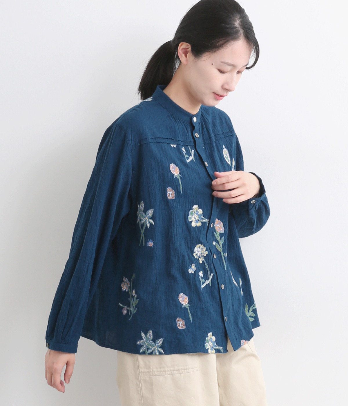 SUPER HAKKA×庄島歩音コットンシャーリング｢Tiny flowers｣刺繍スタンドカラーブラウス(ネイビー-ONESIZE)