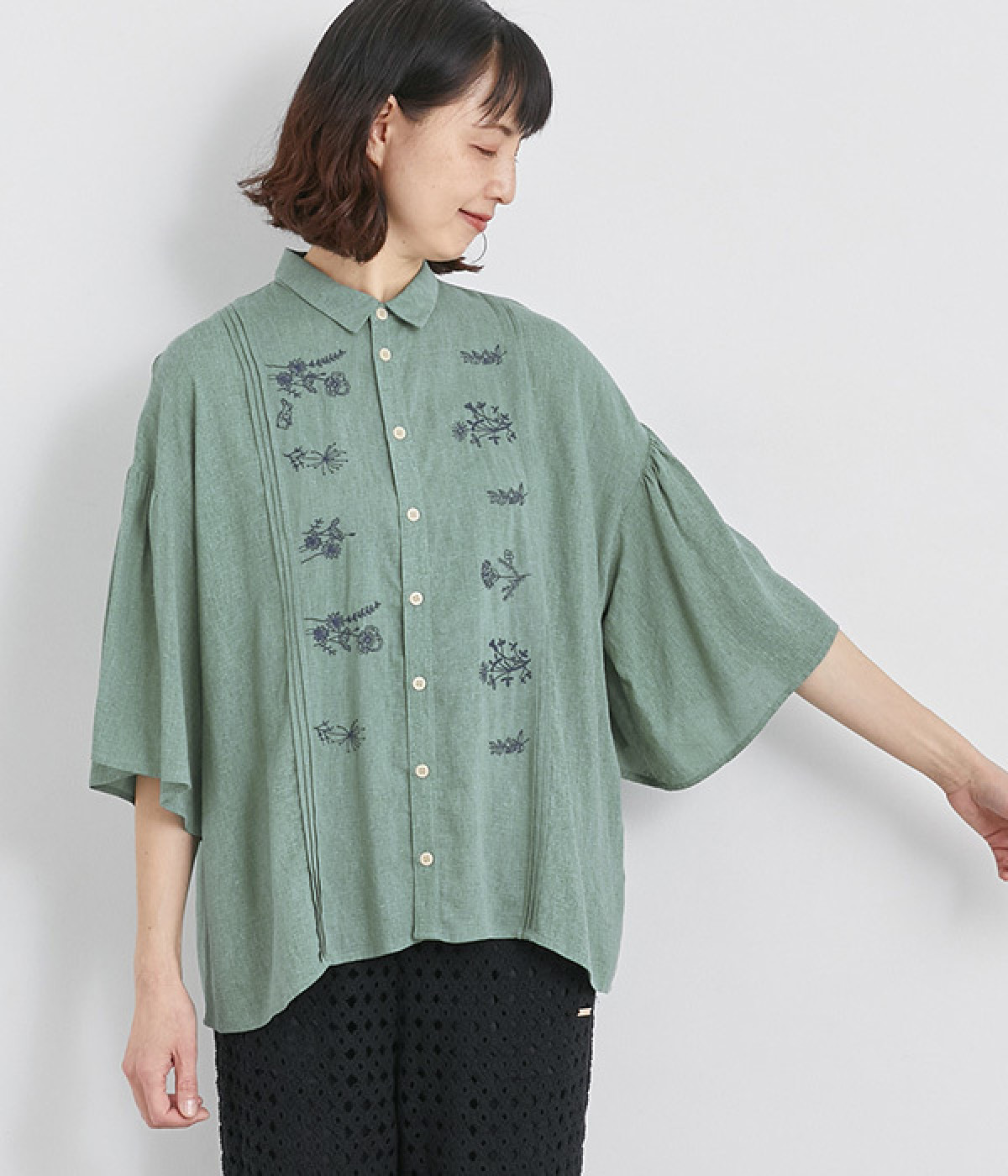 リネン混シャンブレー単色アシンメトリー刺繍シャツブラウス(グリーン-ONESIZE)