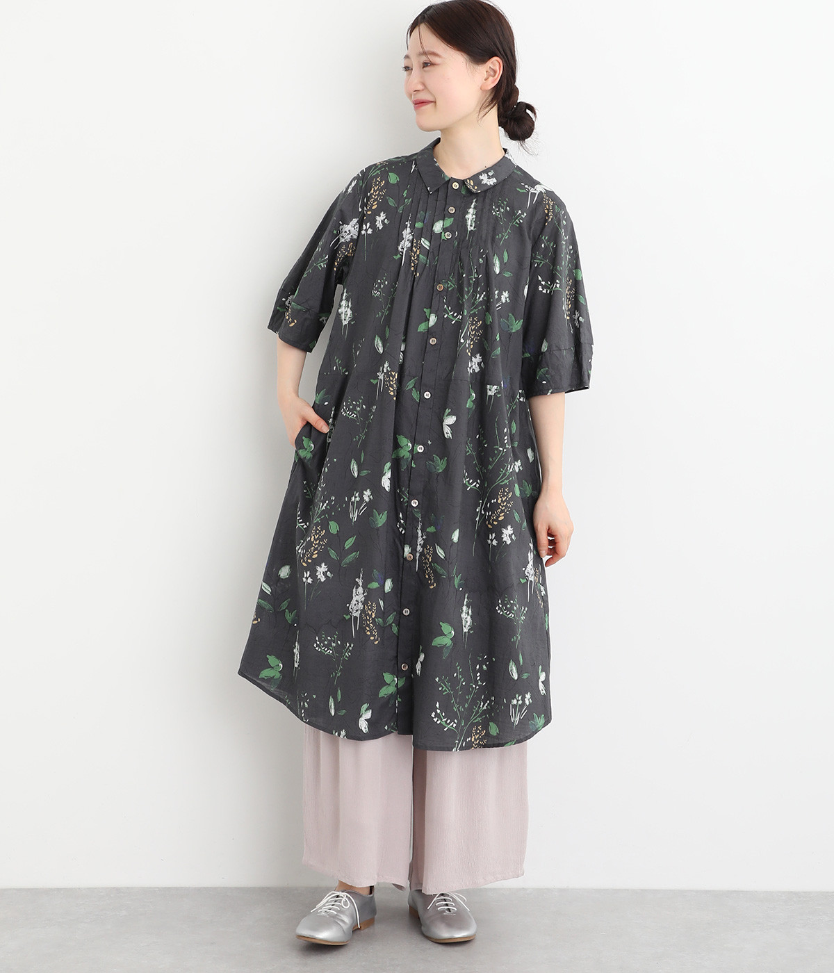 コットンスラブローンハンドタッチフラワープリントワンピース(チャコール-ONESIZE)