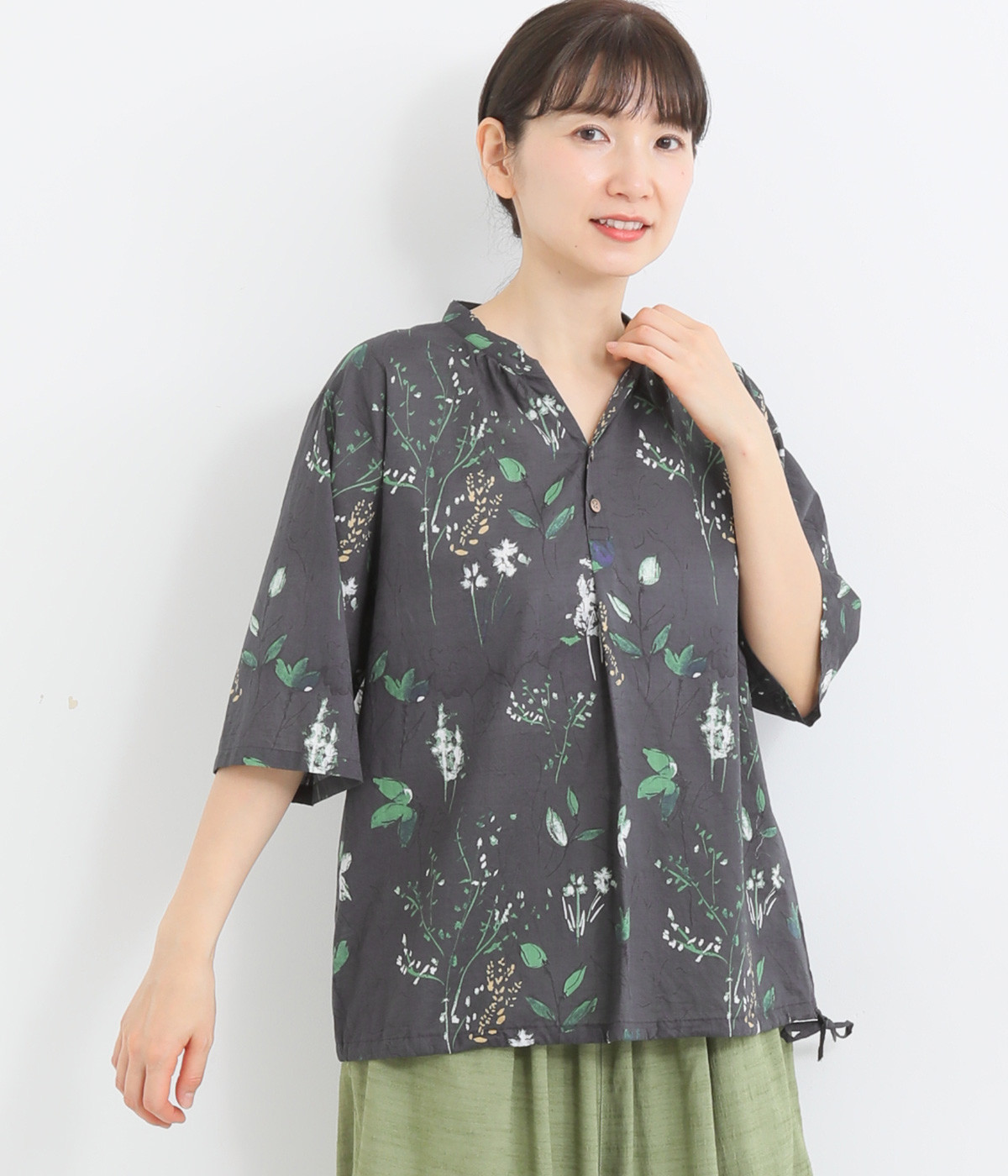 コットンスラブローンハンドタッチフラワープリントスキッパーブラウス(チャコール-ONESIZE)