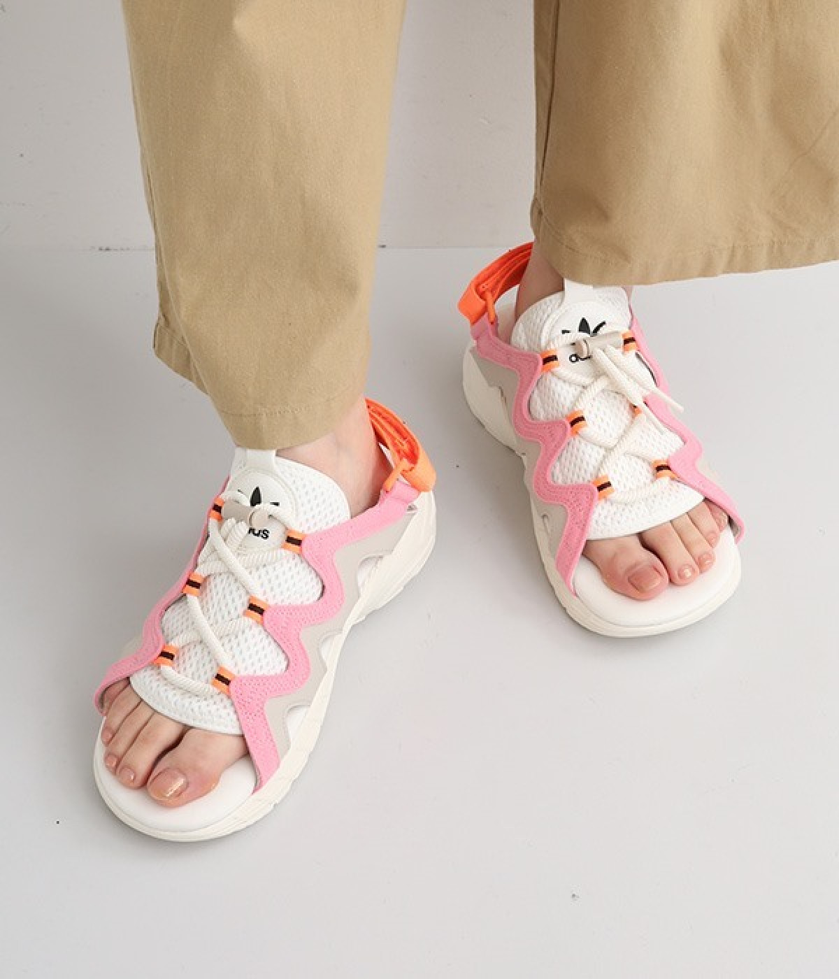 adidas ASTIR SNDL W(オフホワイト/スーパーポップ/ワンダークォーツ-245)