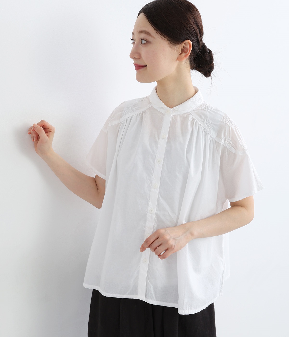 ローン収縮刺繍肩ヨークギャザーブラウス(オフホワイト-ONESIZE)