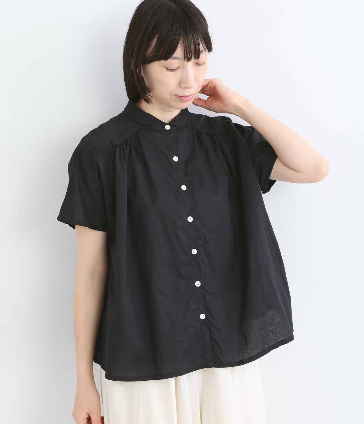 ローン収縮刺繍肩ヨークギャザーブラウス(ブラック-ONESIZE)