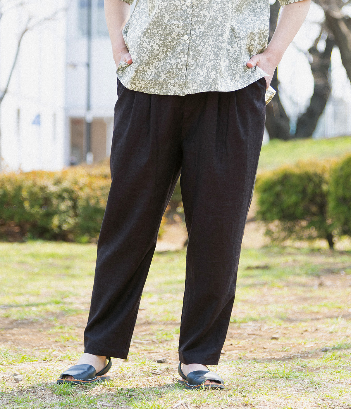 リネンレーヨンツイル　タックテーパードパンツ(ブラック-ONESIZE)
