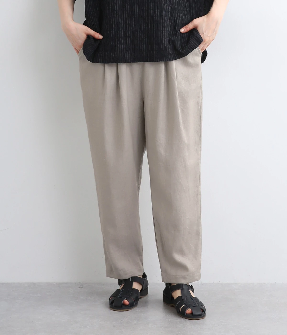 リネンレーヨンツイル　タックテーパードパンツ(グレージュ-ONESIZE)