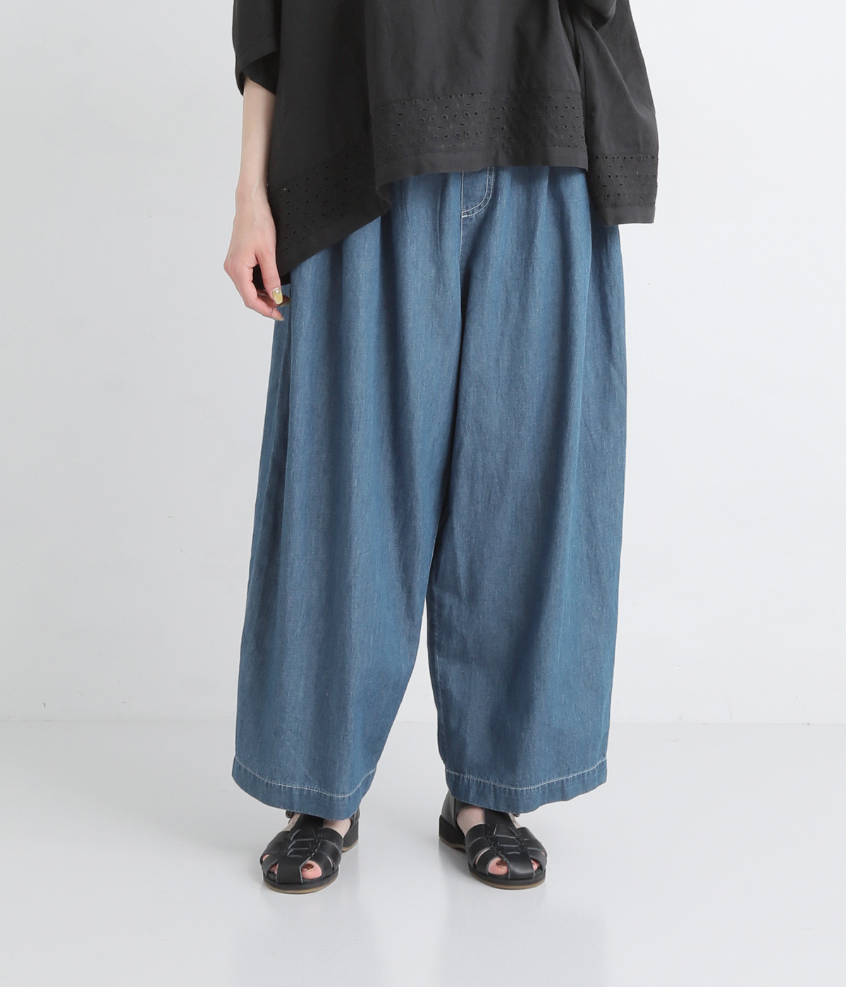コットンリネンタンガリー　タックワイドパンツ(ブリーチ-ONESIZE)