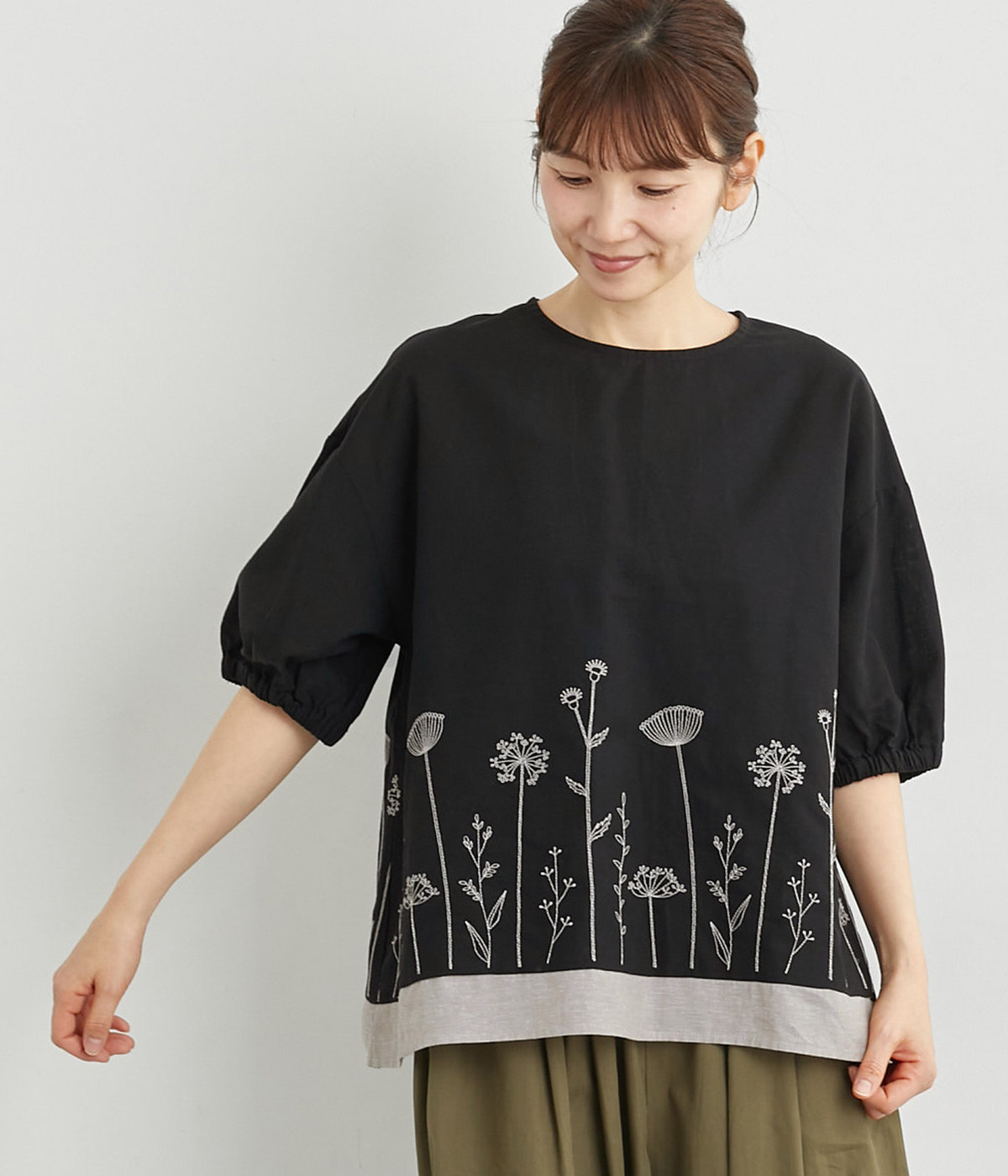 コットンリネン平織り配色切替刺繍ブラウス(ブラック-ONESIZE)
