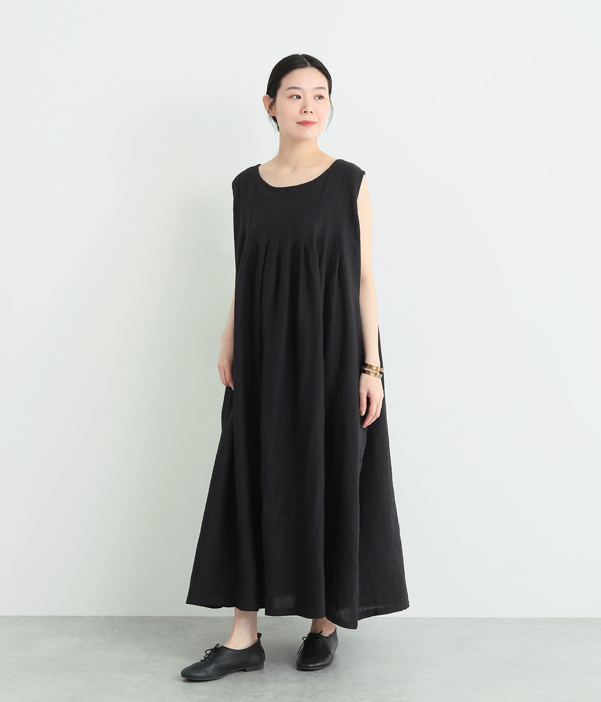 14番手リネン　タックノースリーブワンピース(ブラック-ONESIZE)
