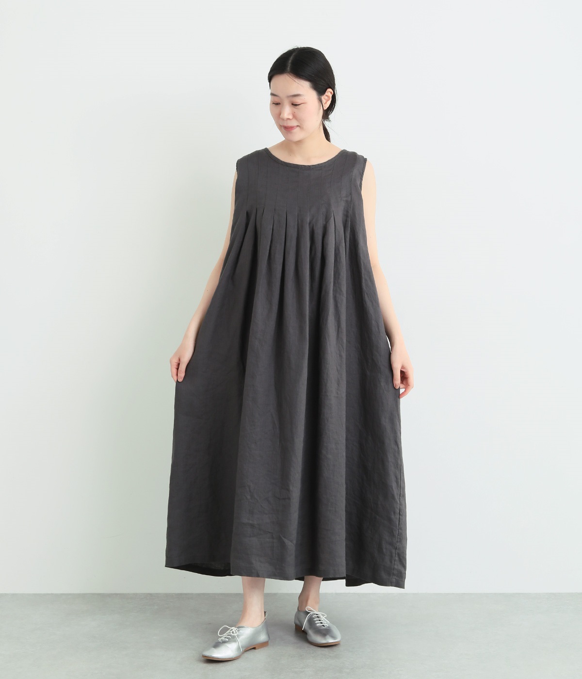 14番手リネン　タックノースリーブワンピース(アッシュグリーン-ONESIZE)