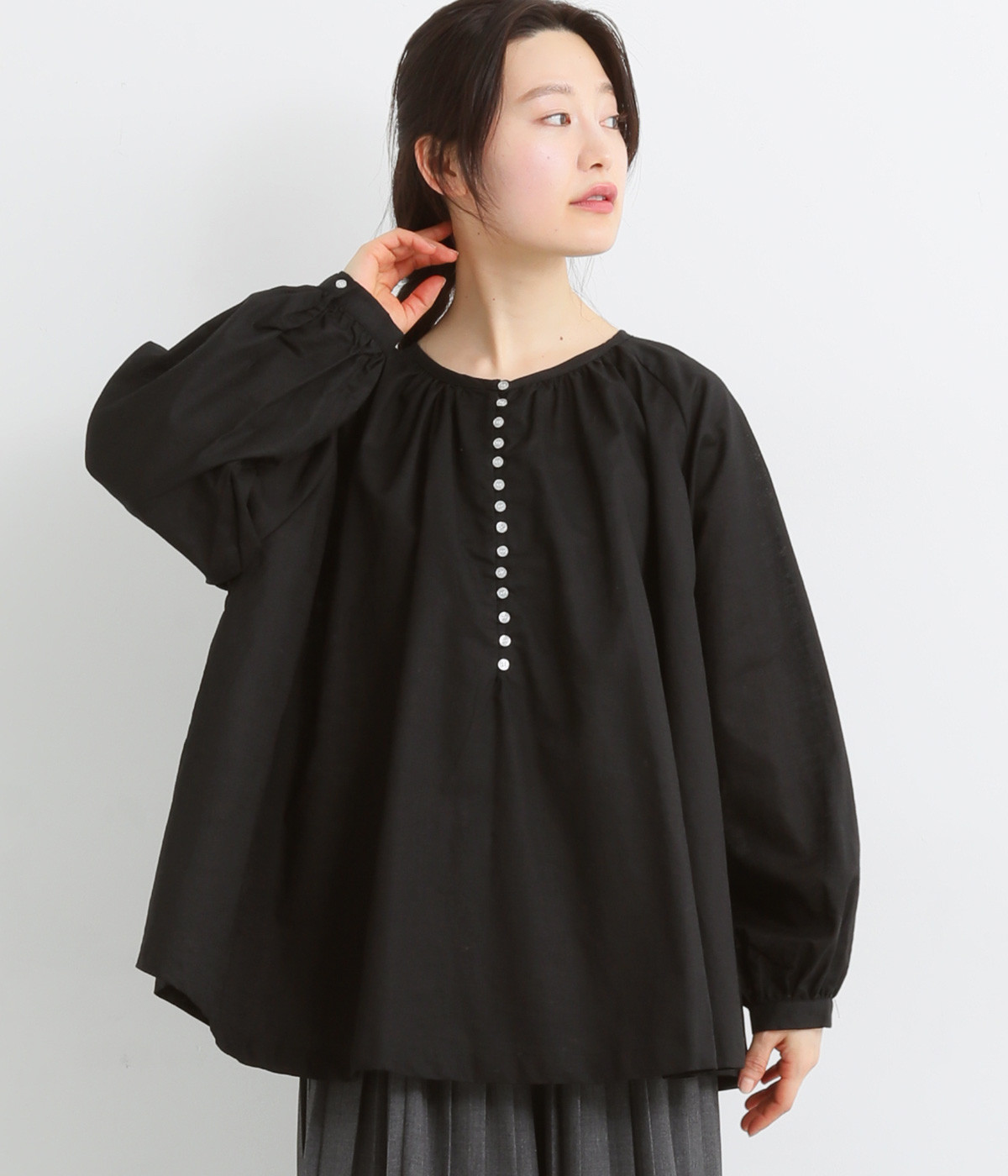 コットンリネン ボリューム袖多ボタンブラウス(ブラック-ONESIZE)