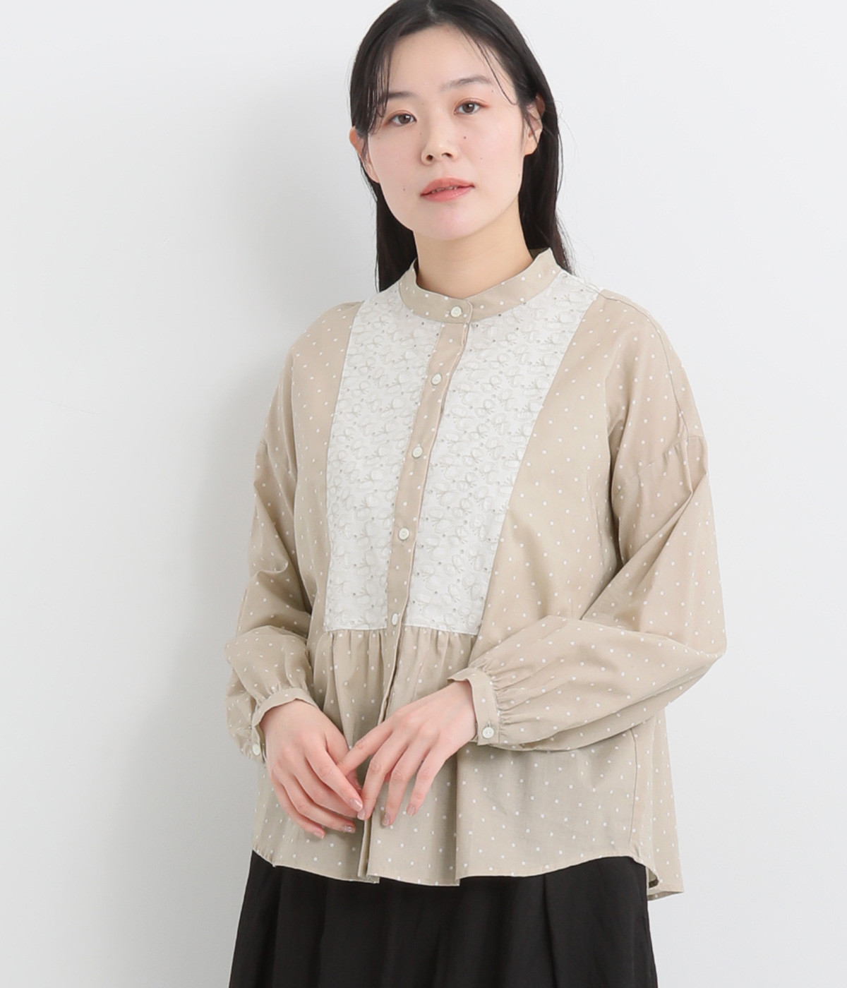 レース×ドット前後ヨーク切替バンドカラーブラウス(ベージュドット×オフホワイト蝶レース-ONESIZE)