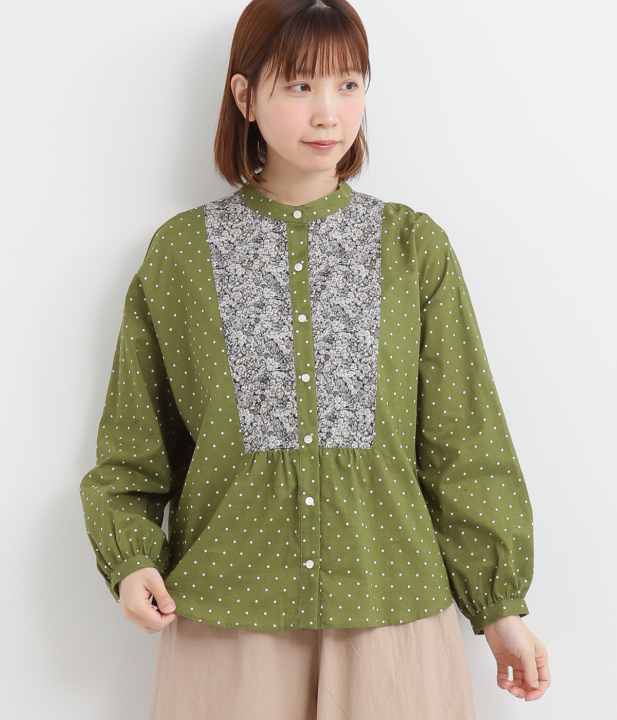 LIBERTY×ドット前後ヨーク切替バンドカラーブラウス(カーキドット×チャイブ-ONESIZE)