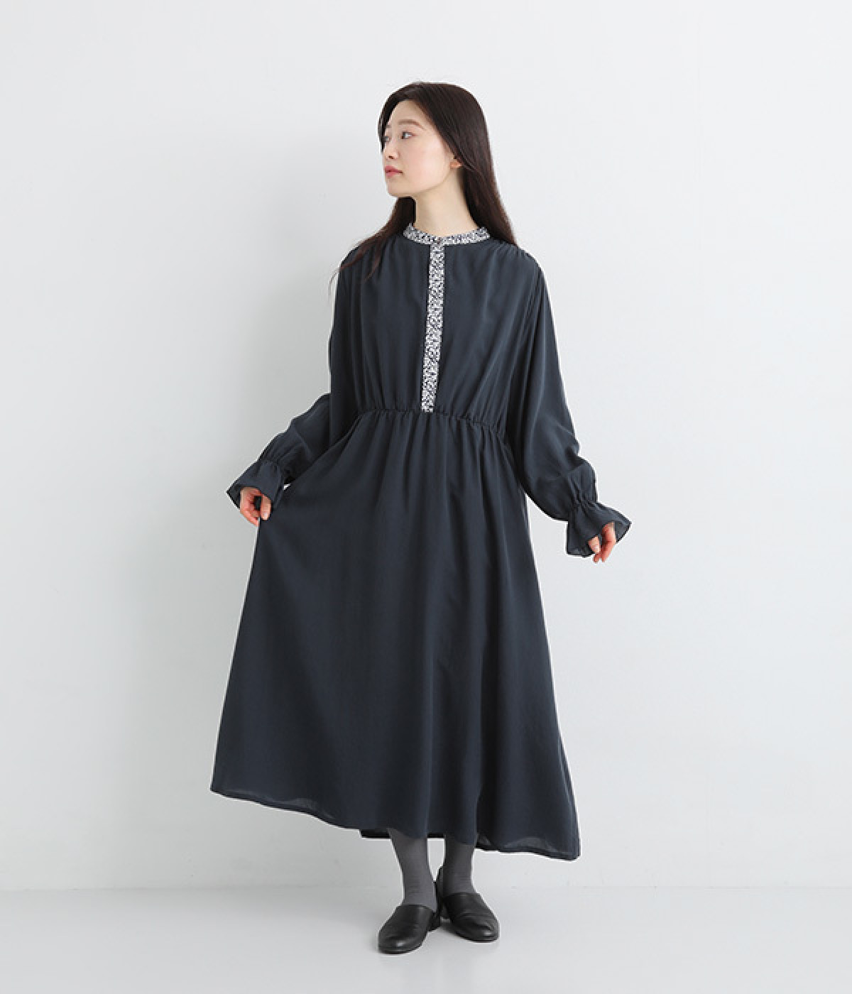 テンセルラミーLIBERTY部分使いゴムギャザーワンピース(ネイビー-ONESIZE)