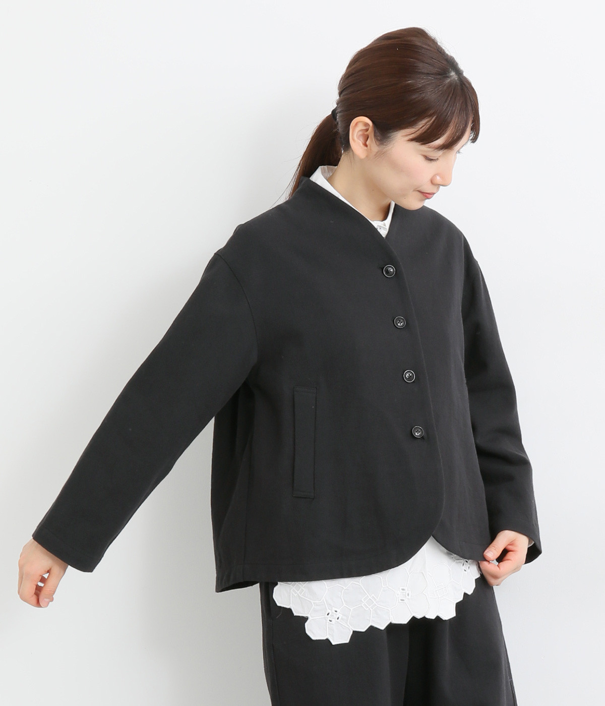 コットンリネンエルボーロゴ刺繍ノーカラージャケット(ブラック-ONESIZE)