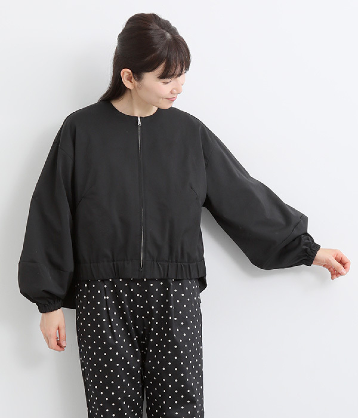 ポリエステルコットンリネンツイルノーカラーランタンスリーブブルゾン(ブラック-ONESIZE)