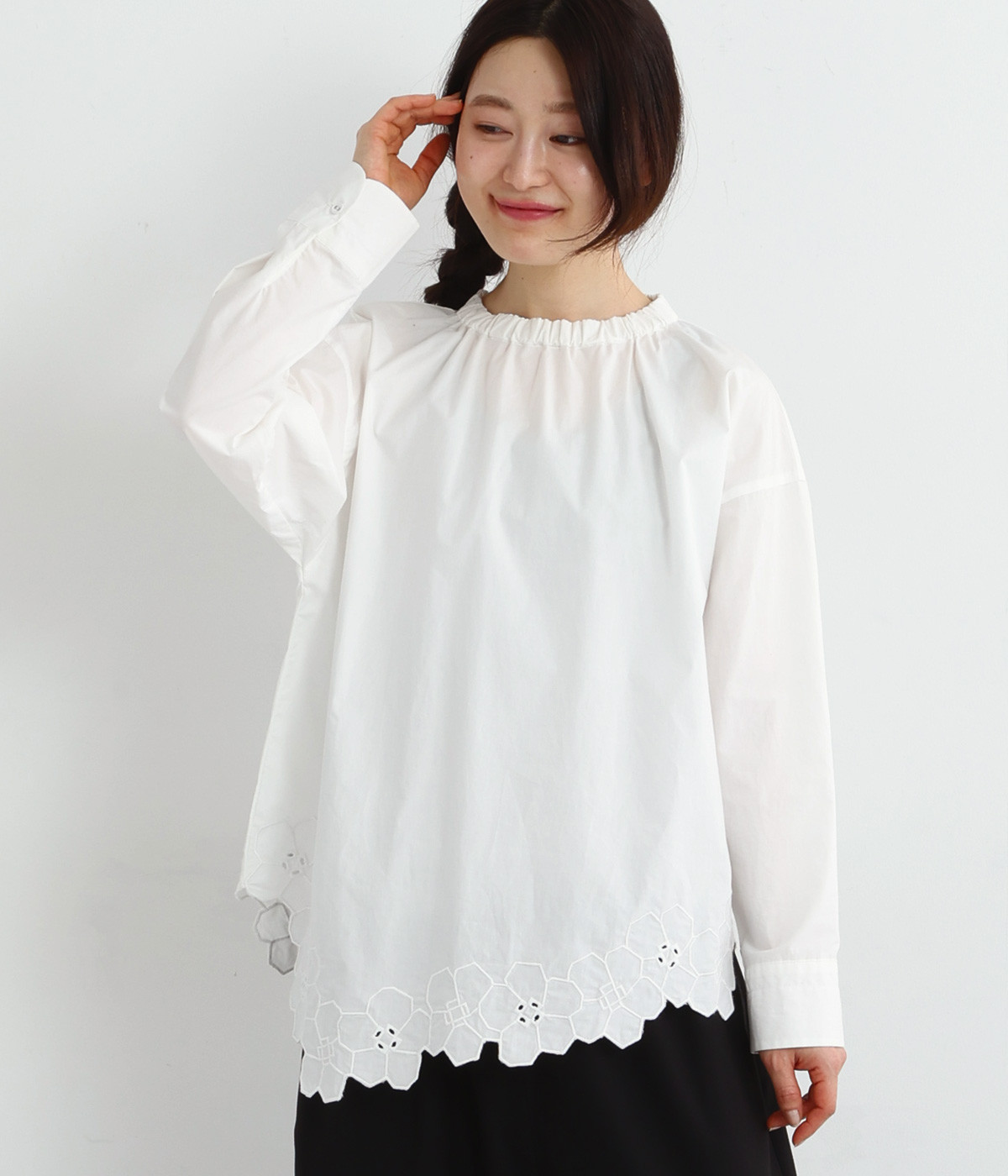 アシメ裾刺繍ゴムギャザーネックシャツ(オフホワイト-ONESIZE)