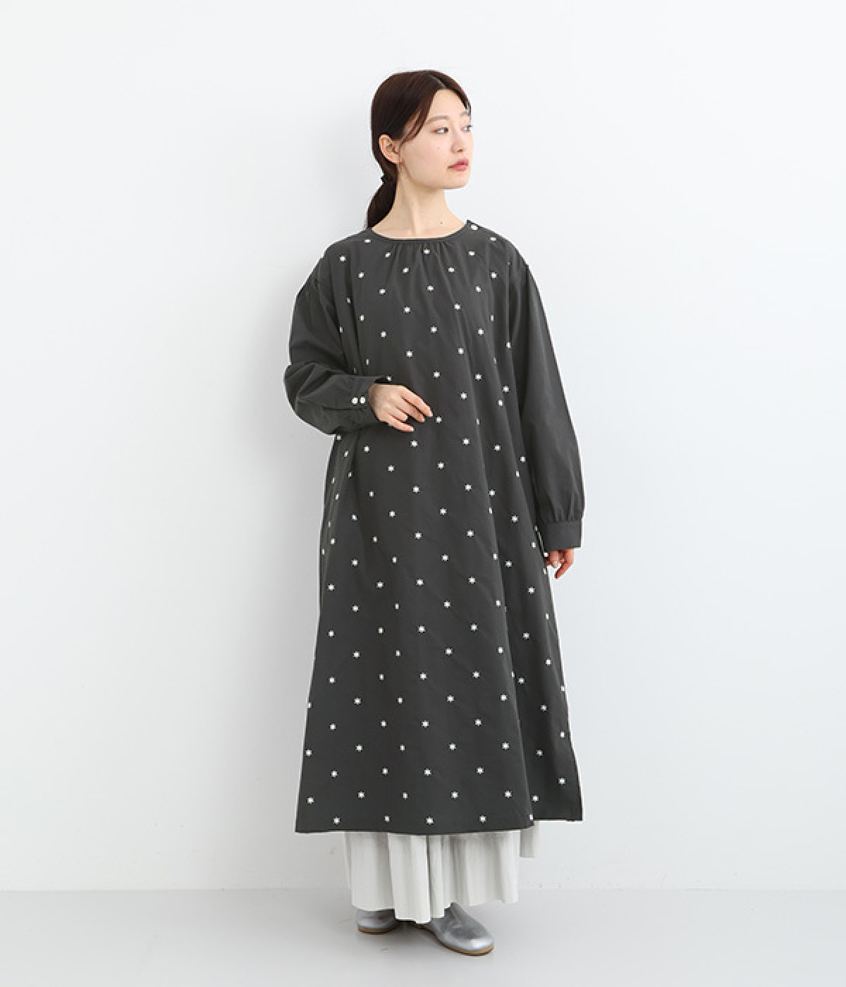 コットン 小花柄刺繍フレアワンピース(チャコールグレー-ONESIZE)