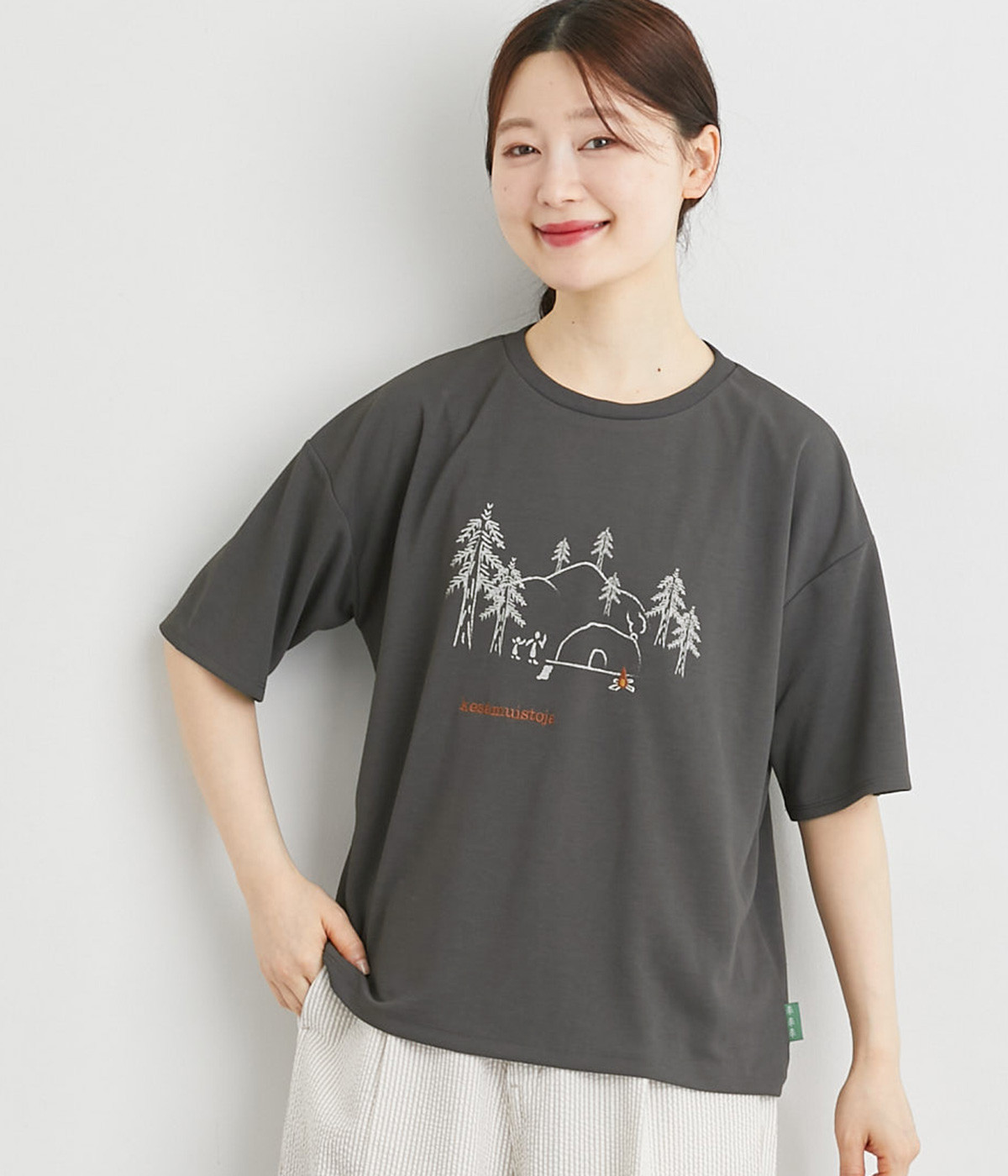 アウトドアの想い出Tシャツ(チャコール/森と焚火-L)