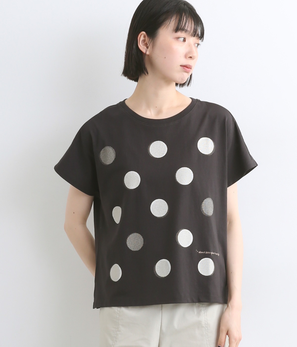 コットン天竺ドットプリント刺繍Tシャツ(チャコール-L)