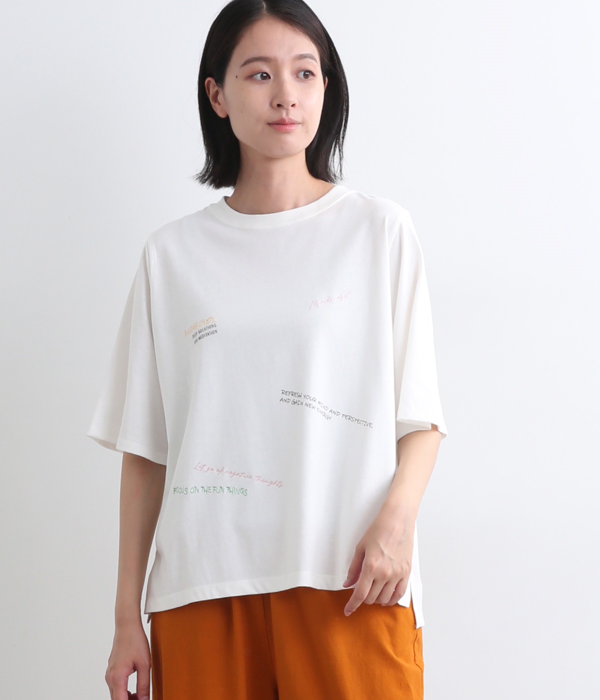 コットン天竺ランダムロゴTシャツ(オフホワイト-L)