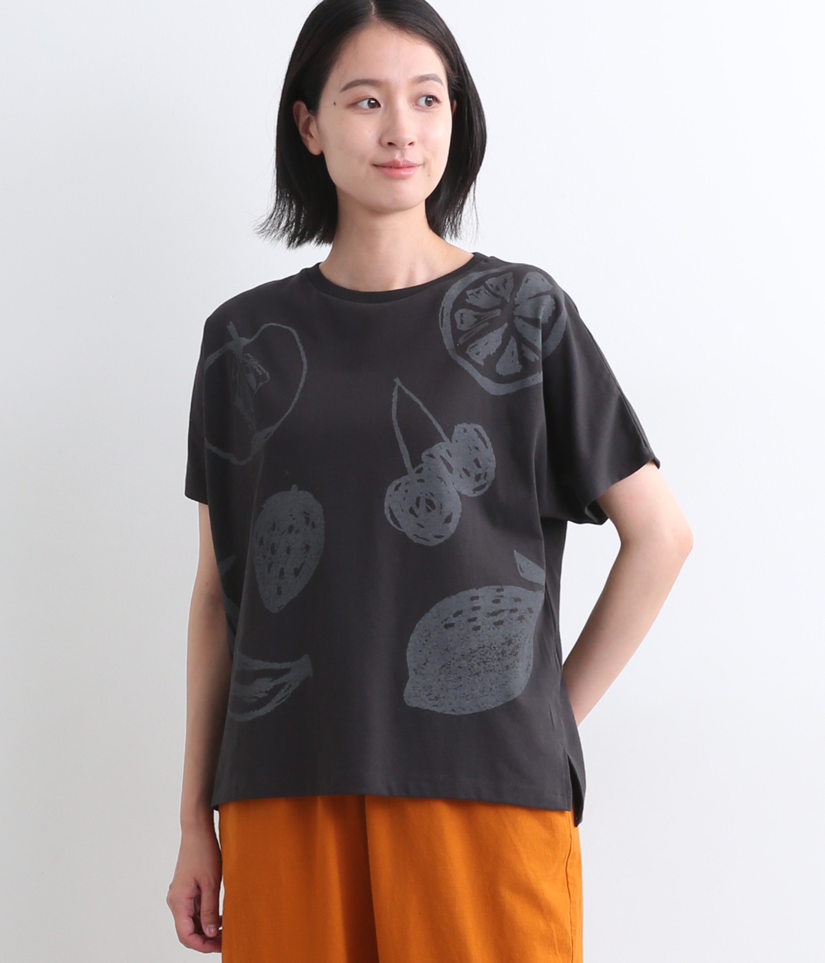 コットン天竺フルーツプリントTシャツ(チャコール-L)