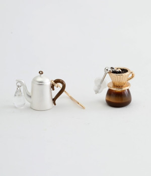 ドリップコーヒーのピアス(ゴールド-ONESIZE)