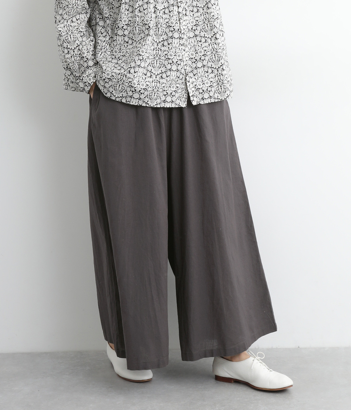 コットンリネンキャンブリックフレアパンツ(チャコール-L)