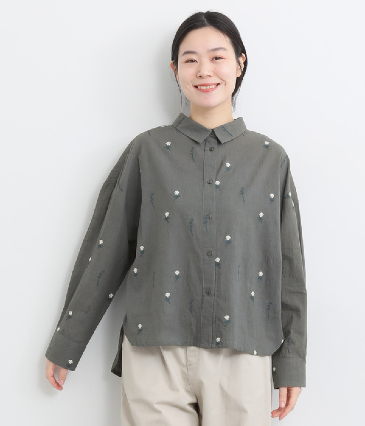 シロツメクサ刺繍シャツ(ダークグレー-ONESIZE)