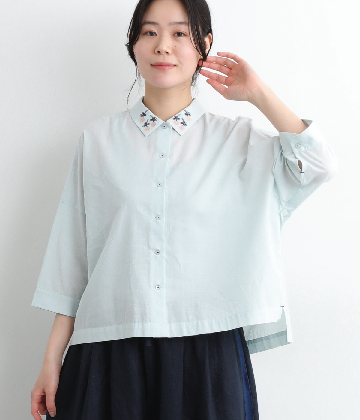 シロツメクサ刺繍6分袖シャツ(ライトブルー-ONESIZE)