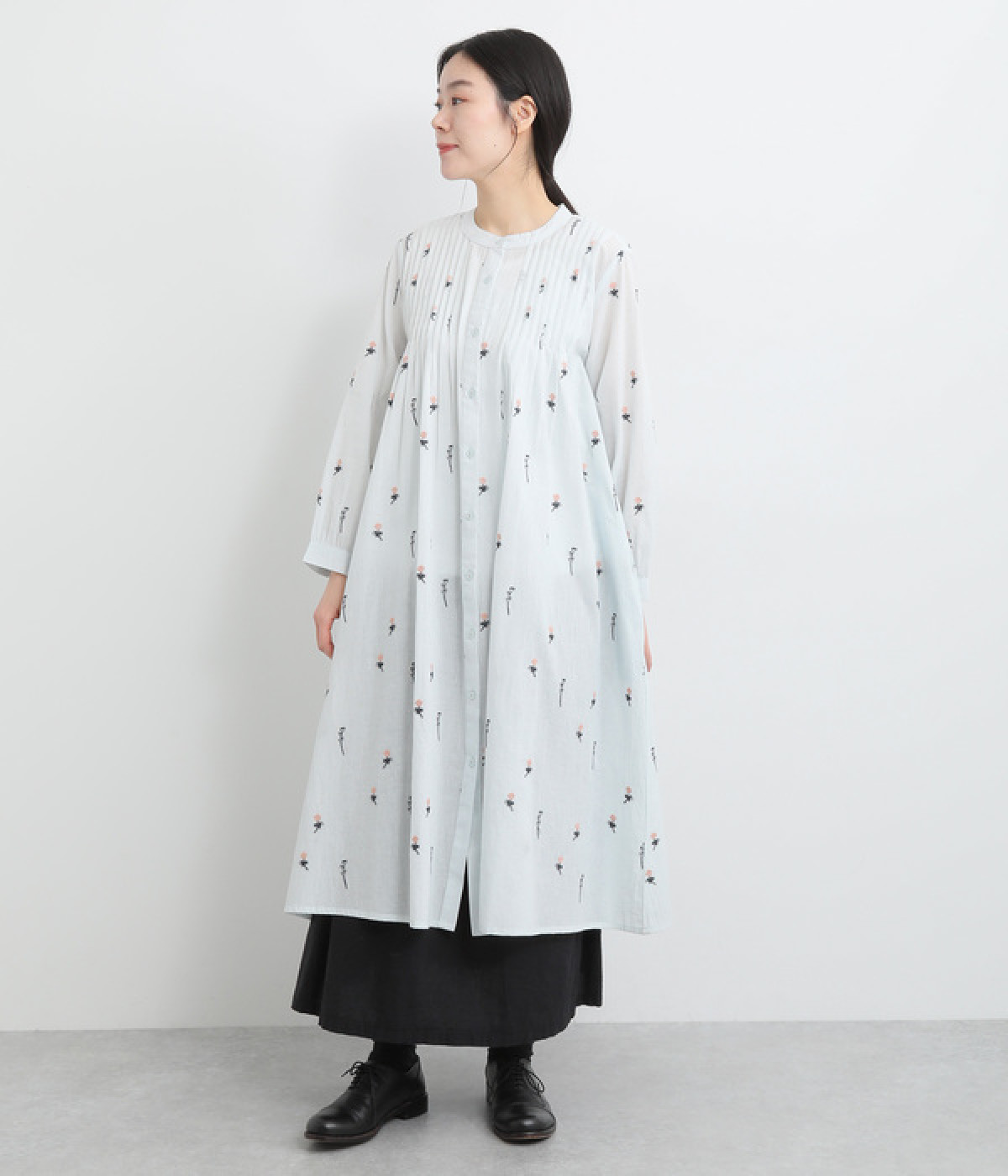 シロツメクサ刺繍タックワンピース(ライトブルー-ONESIZE)