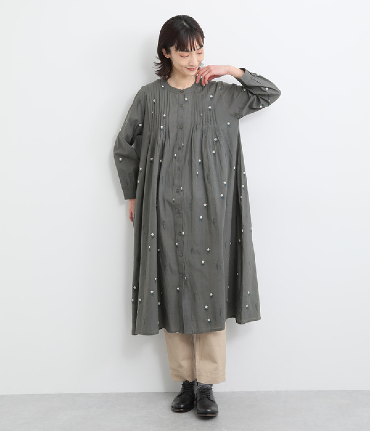 シロツメクサ刺繍タックワンピース(ダークグレー-ONESIZE)