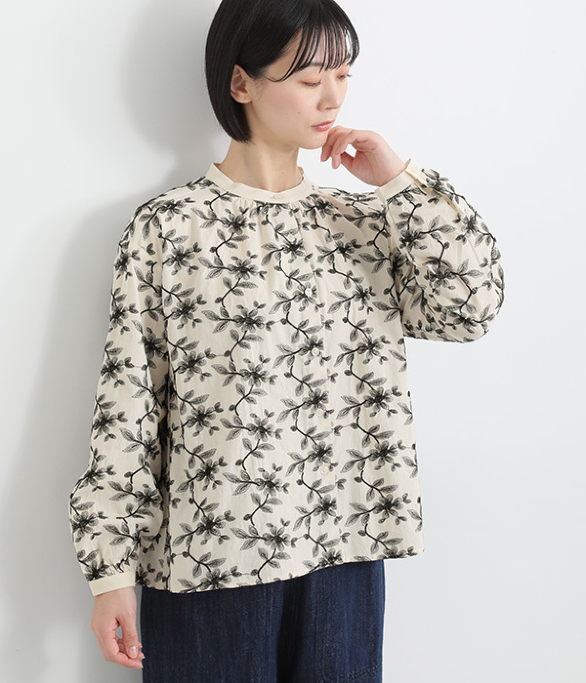 コットンお花刺繍襟ぐりギャザーブラウス(ナチュラル柄B-ONESIZE)