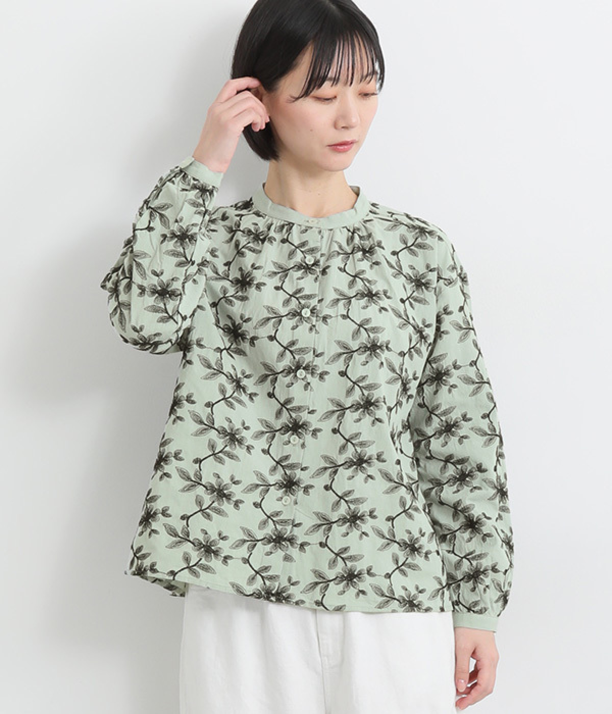 コットンお花刺繍襟ぐりギャザーブラウス(ミント柄B-ONESIZE)