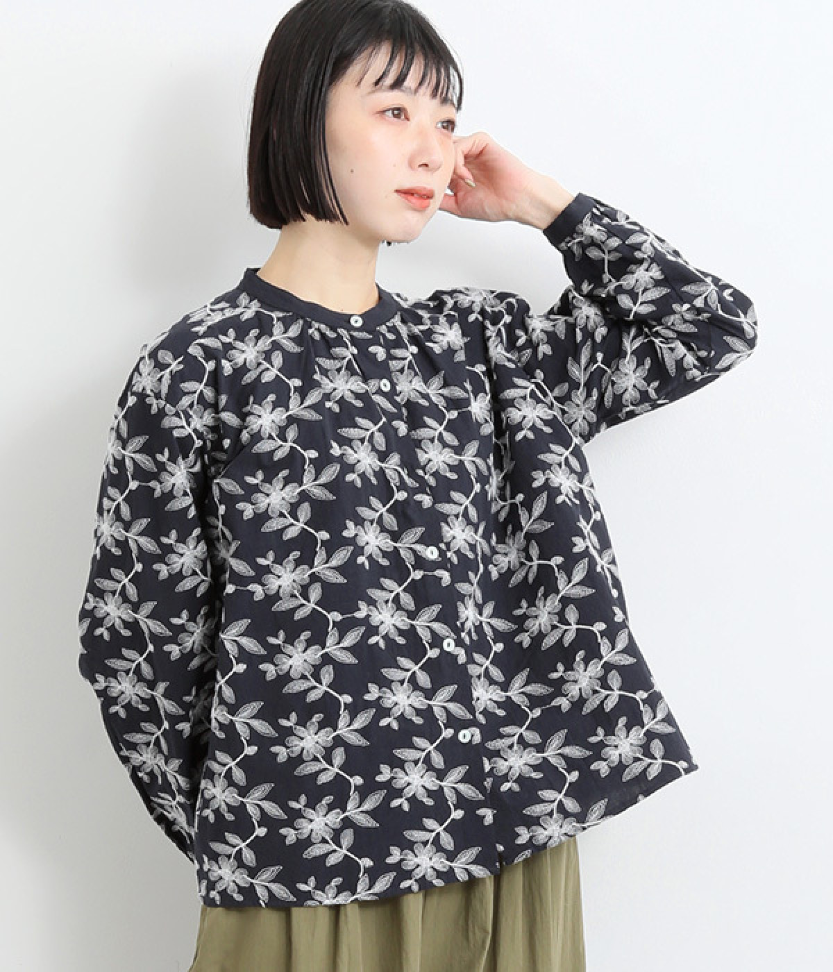 コットンお花刺繍襟ぐりギャザーブラウス(ネイビー柄B-ONESIZE)