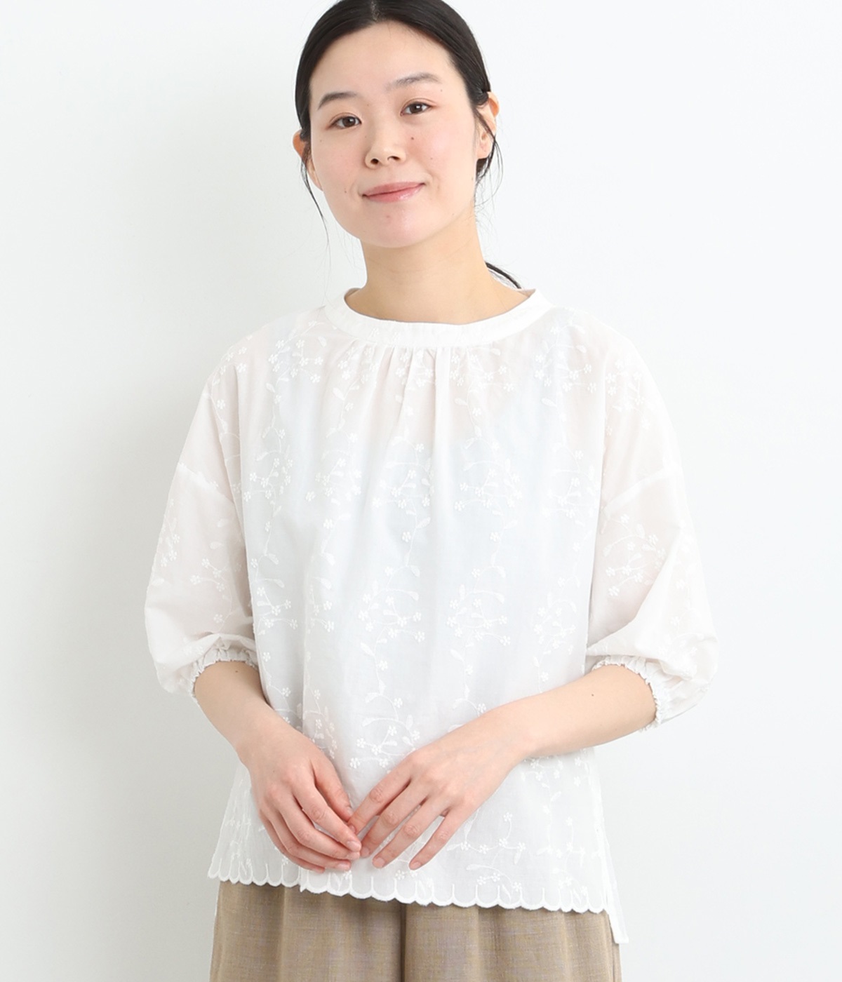 コットンスカラ刺しゅうギャザー袖ブラウス(オフホワイト-ONESIZE)