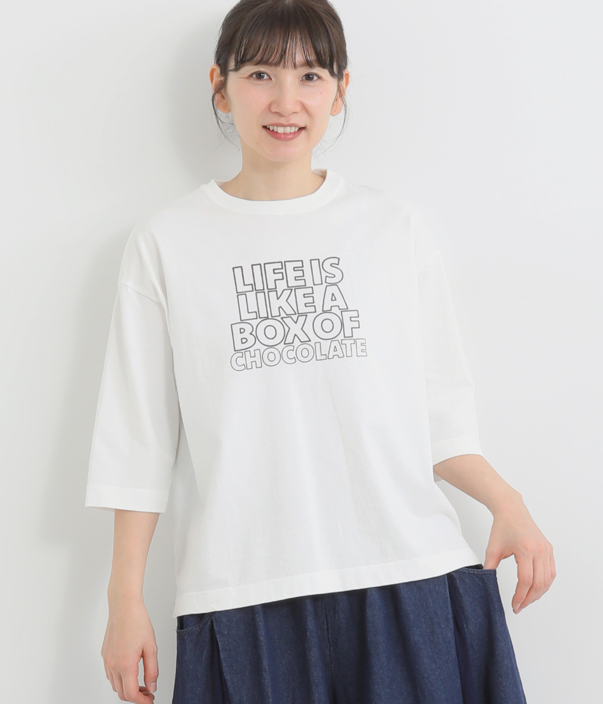 コットンBD天竺サイドスリットプリントTシャツ<LIFE IS LIKE A BOX OF CHOCOLATE> (オフホワイト-ONESIZE)