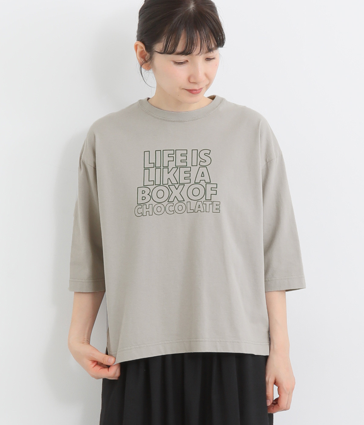 コットンBD天竺サイドスリットプリントTシャツ<LIFE IS LIKE A BOX OF CHOCOLATE> (グレー-ONESIZE)