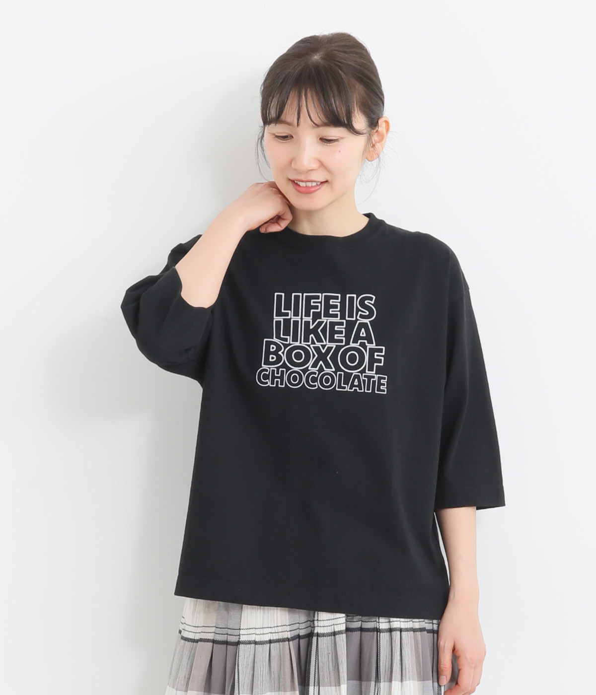 コットンBD天竺サイドスリットプリントTシャツ<LIFE IS LIKE A BOX OF CHOCOLATE> (ブラック-ONESIZE)