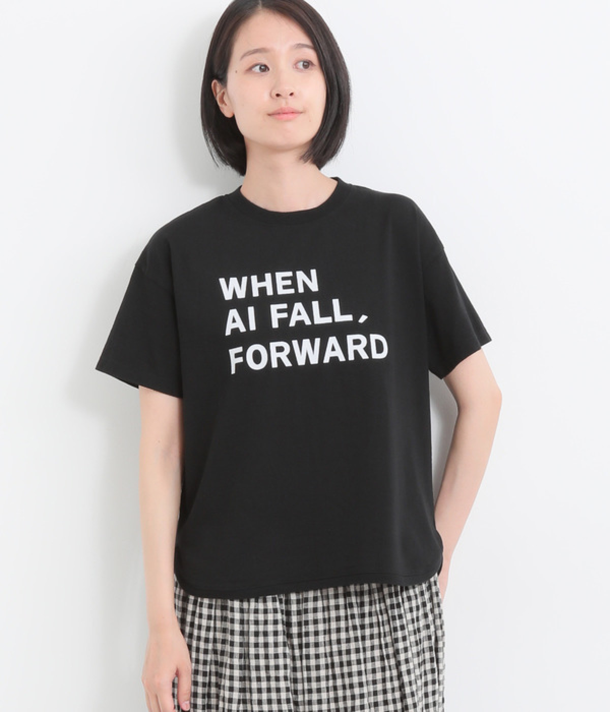 コットン天竺ヘムラウンドプリントTシャツ〈WHEN AI FALL,FORWARD〉(ブラック-ONESIZE)