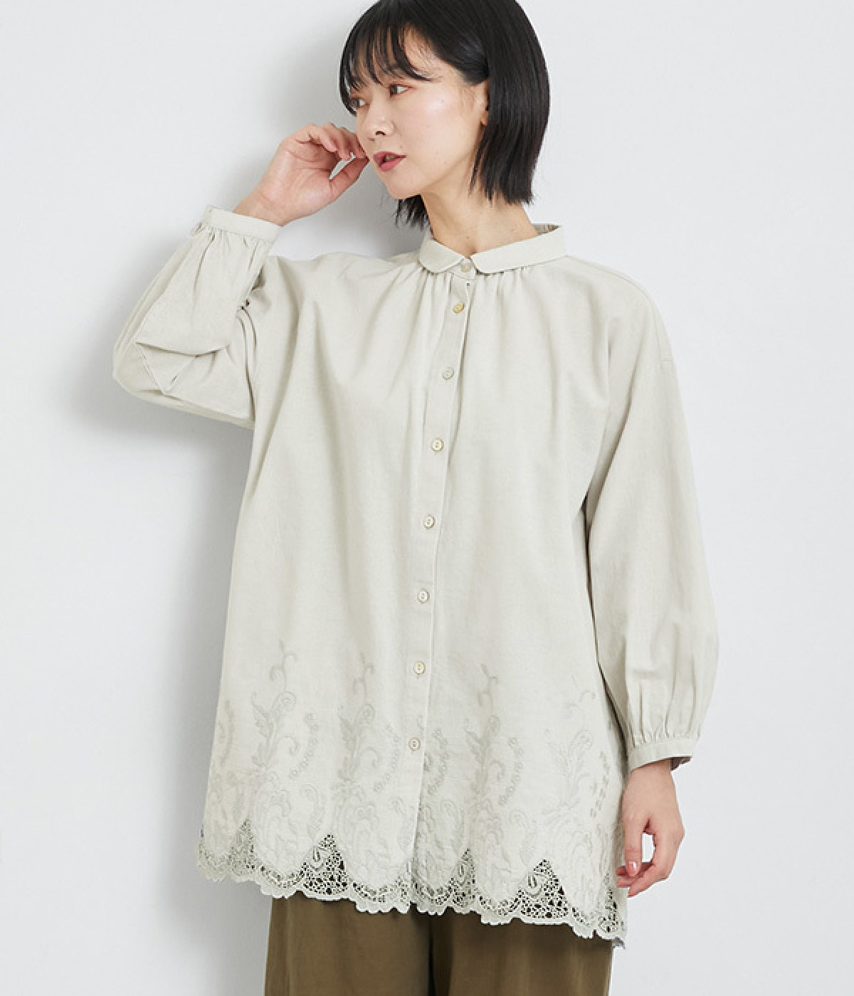 スカラ刺繍チュニックシャツ(グレイッシュグリーン-ONESIZE)