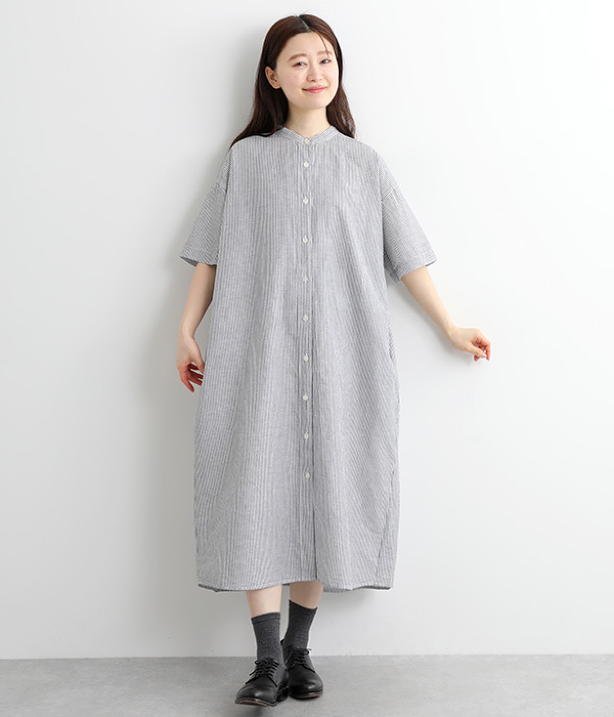 コットンリネンバンドカラーシャツワンピース(ブラックストライプ-ONESIZE)