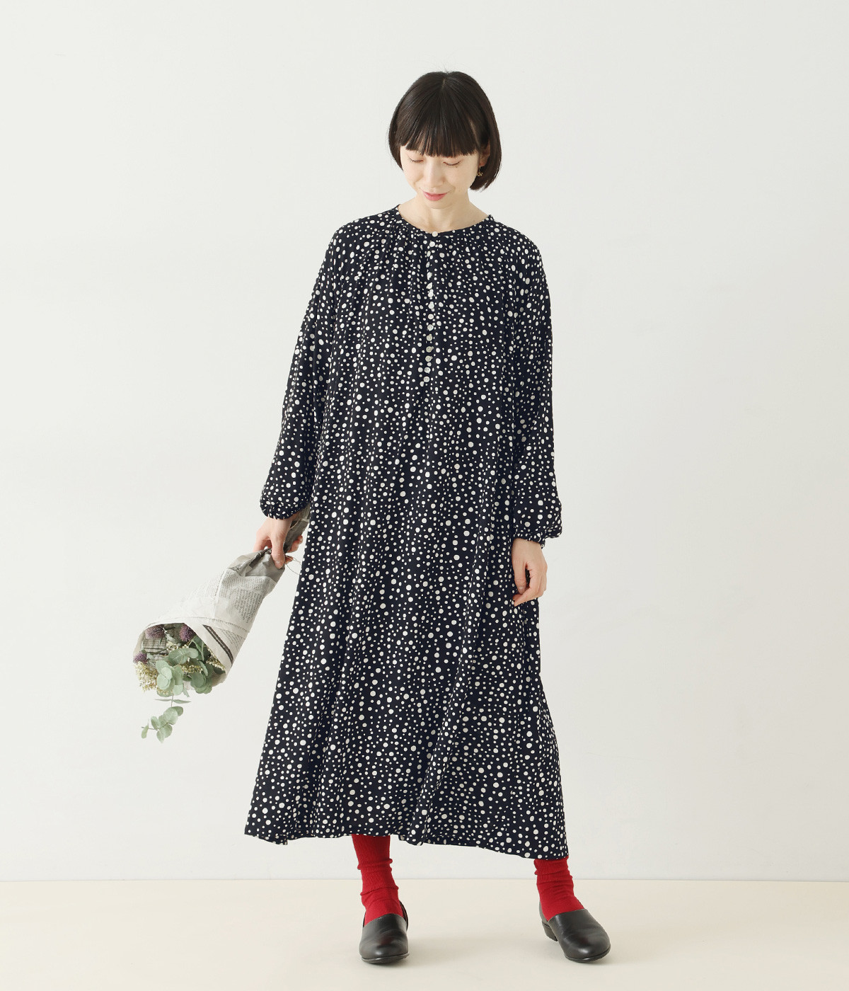 ランダムドット多ボタンワンピース(ブラック×ホワイトドット-ONESIZE)