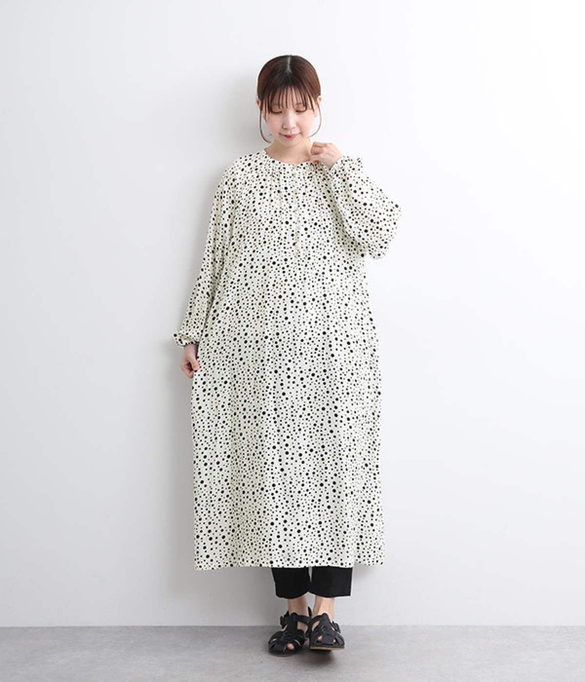 ランダムドット多ボタンワンピース(オフホワイト×ブラックドット-ONESIZE)