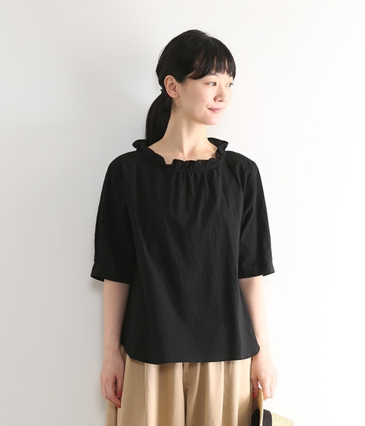 東炊きローンネックフリル5分袖ブラウス(ブラック-ONESIZE)