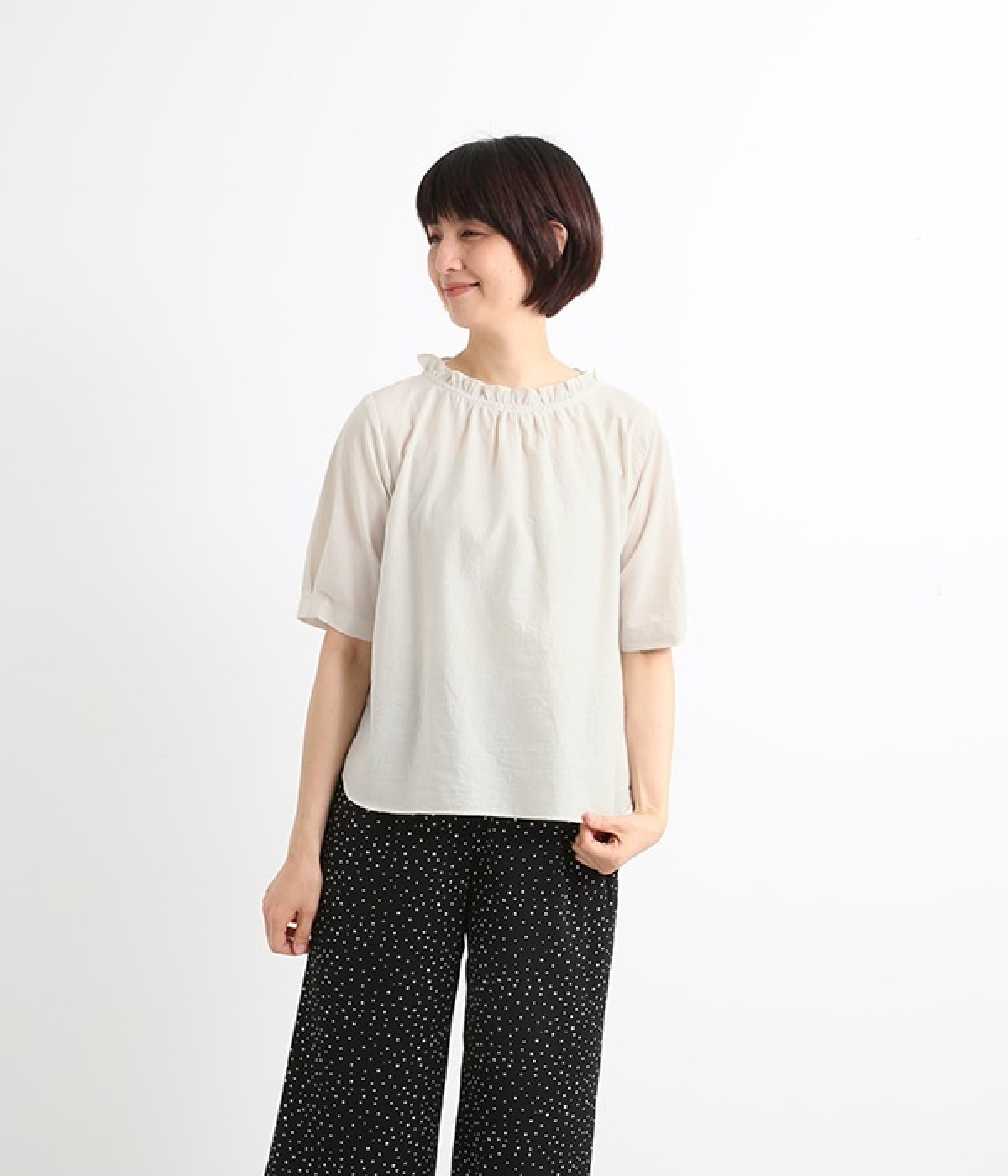 東炊きローンネックフリル5分袖ブラウス(グレージュ-ONESIZE)