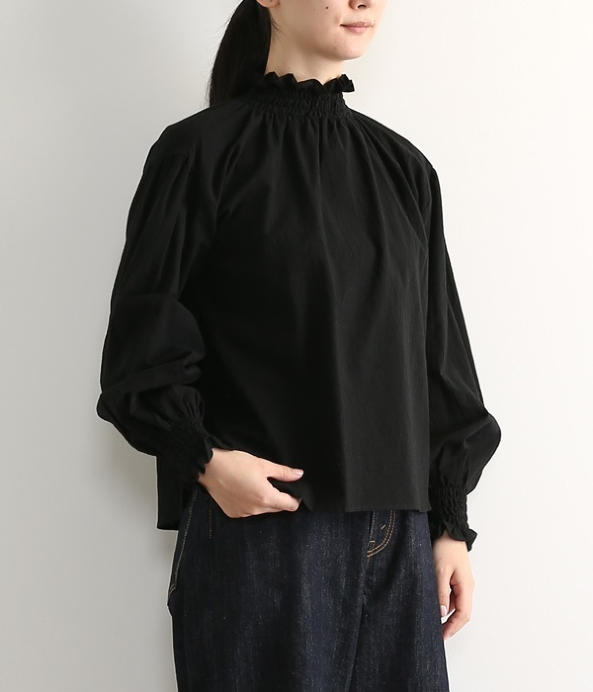 東炊きローン　シャーリングスタンドネックブラウス(ブラック-ONESIZE)