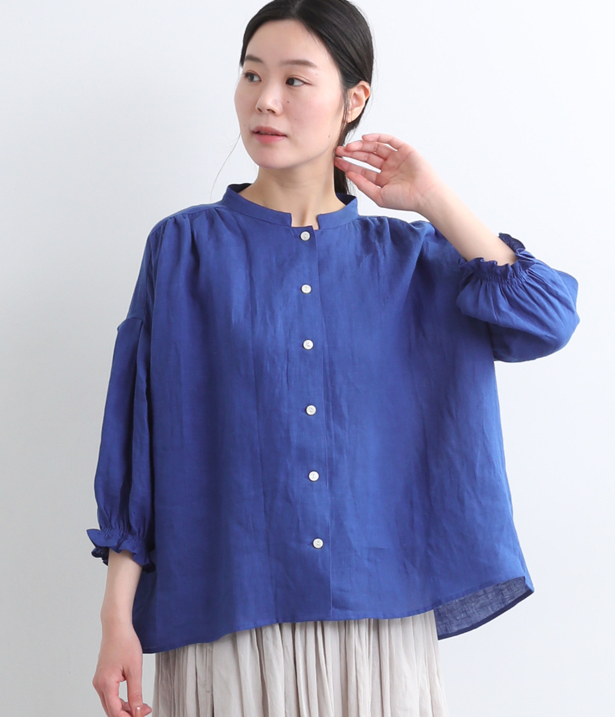 フレンチリネンスタンド襟ギャザー6分袖ブラウス(ブルー-ONESIZE)