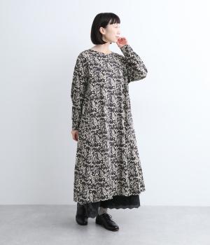 オーガニックコットン木漏れ日サテンプリントAラインワンピース(ブラック-ONESIZE)