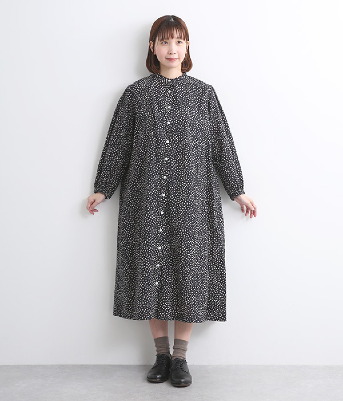 ランダムドットプリントサッカーシャツワンピース(ブラック-ONESIZE)